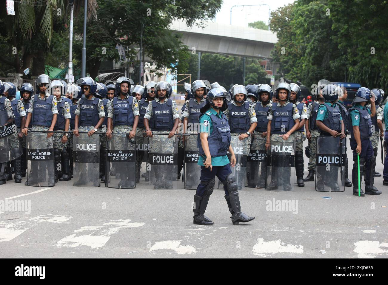 Gli studenti protestano contro il sistema di quote nei posti di lavoro governativi a Dacca in Bangladesh il personale di polizia spara proiettili lacrimogeni mentre gli studenti protestano contro le quote nei posti di lavoro governativi presso l'Università di Dacca nella capitale il 17 luglio 2024. Studenti del Bangladesh il 17 luglio, hanno pianto compagni di classe uccisi in proteste per le regole di assunzione del servizio pubblico, un giorno dopo che il governo ha ordinato la chiusura indefinita delle scuole a livello nazionale per ripristinare l'ordine. Gli studenti hanno dato fuoco alla legna, alla motocicletta mentre protestano contro le quote nei lavori governativi del distretto di Dacca, Bangladesh Copyright: XHabiburxRahmanx Foto Stock