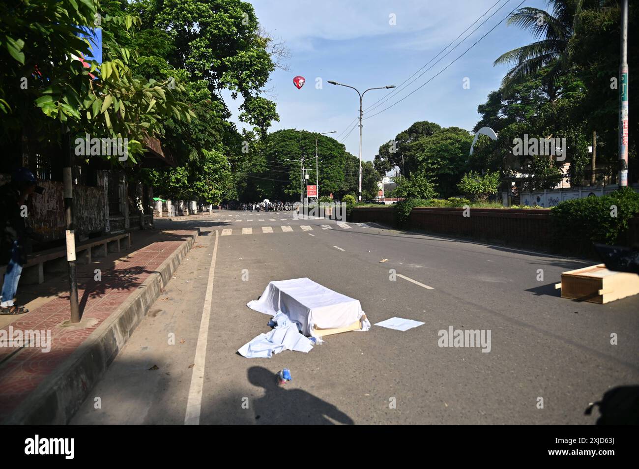 Gli studenti protestano contro il sistema di quote nei posti di lavoro governativi a Dacca in Bangladesh il personale di polizia spara proiettili lacrimogeni mentre gli studenti protestano contro le quote nei posti di lavoro governativi presso l'Università di Dacca nella capitale il 17 luglio 2024. Studenti del Bangladesh il 17 luglio, hanno pianto compagni di classe uccisi in proteste per le regole di assunzione del servizio pubblico, un giorno dopo che il governo ha ordinato la chiusura indefinita delle scuole a livello nazionale per ripristinare l'ordine. Gli studenti hanno dato fuoco alla legna, alla motocicletta mentre protestano contro le quote nei lavori governativi del distretto di Dacca, Bangladesh Copyright: XHabiburxRahmanx Foto Stock