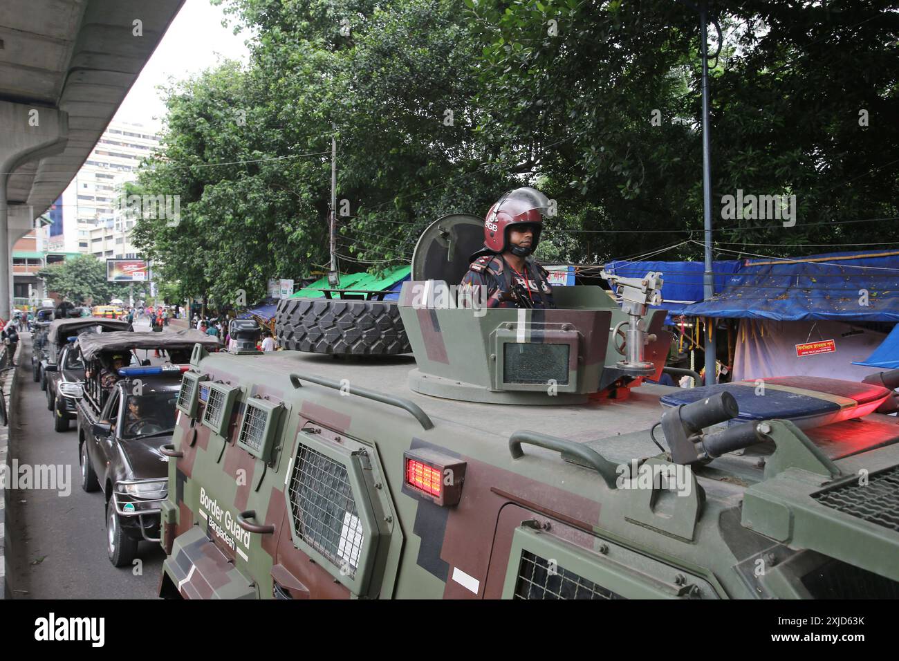 Gli studenti protestano contro il sistema di quote nei posti di lavoro governativi a Dacca Guardia di frontiera Bangladesh il personale della BGB è di guardia presso l'Università di Dacca nella capitale il 17 luglio 2024 tra le proteste degli studenti contro le quote nei posti di lavoro governativi. Studenti del Bangladesh il 17 luglio, hanno pianto compagni di classe uccisi in proteste per le regole di assunzione del servizio pubblico, un giorno dopo che il governo ha ordinato la chiusura indefinita delle scuole a livello nazionale per ripristinare l'ordine. Dhaka Distretto di Dhaka Bangladesh Copyright: XHabiburxRahmanx Foto Stock