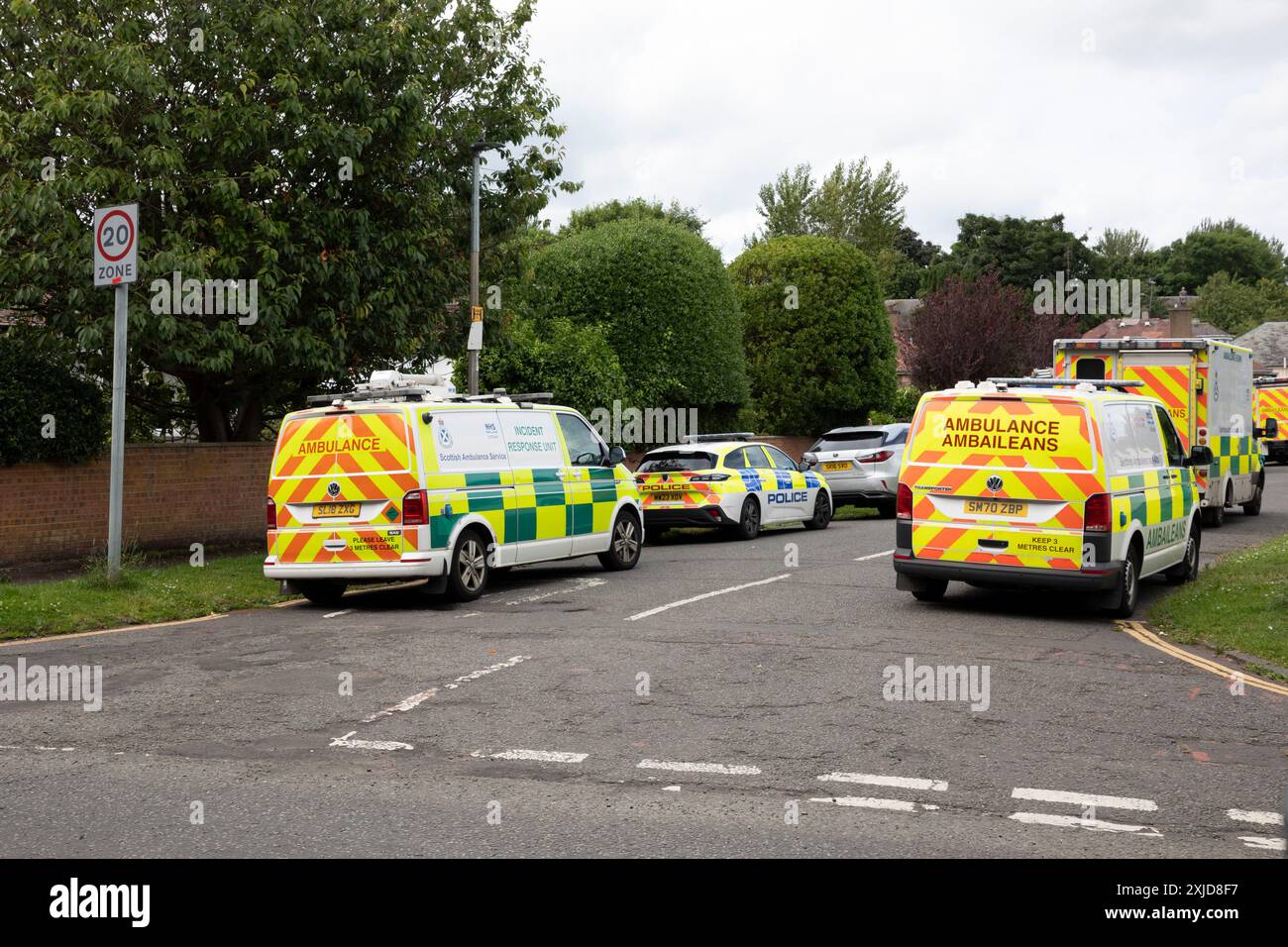 Edimburgo, Scozia, Regno Unito, cinque veicoli di ambulanza e due veicoli della polizia assistono all'incidente Foto Stock