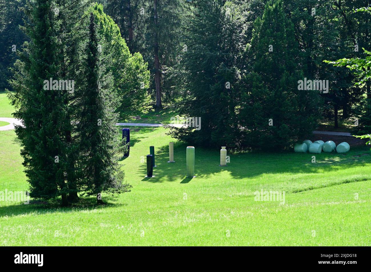 Bad Ischl, alta Austria, Austria. Mostra ai Weiwei nel Kaiserpark di Bad Ischl. I vasi di ai Weiwei nel Parco Imperiale Foto Stock