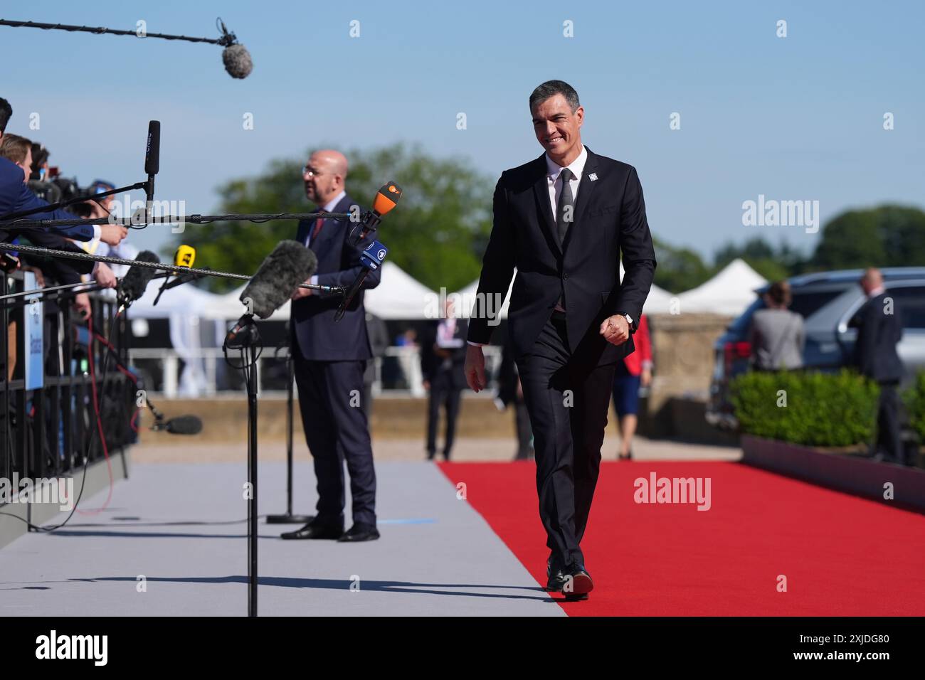 Il primo ministro spagnolo Pedro Sanchez arriva per partecipare al vertice della Comunità politica europea a Blenheim Palace a Woodstock, nell'Oxfordshire. Data foto: Giovedì 18 luglio 2024. Foto Stock