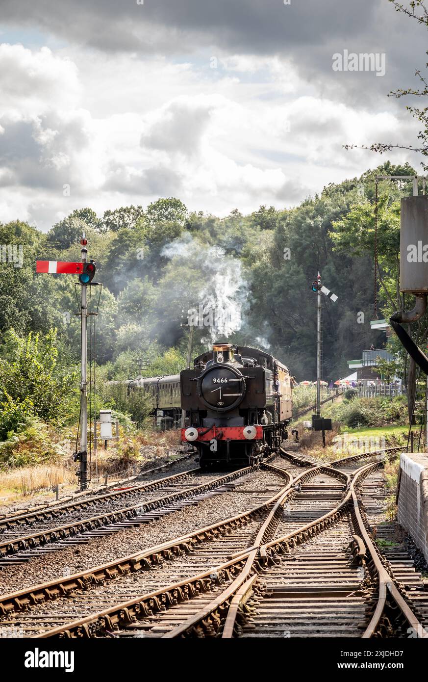 BR '94xx' 0-6-0PT No. 9466 arriva a Highley sulla Severn Valley Railway durante il loro gala autunnale a vapore Foto Stock