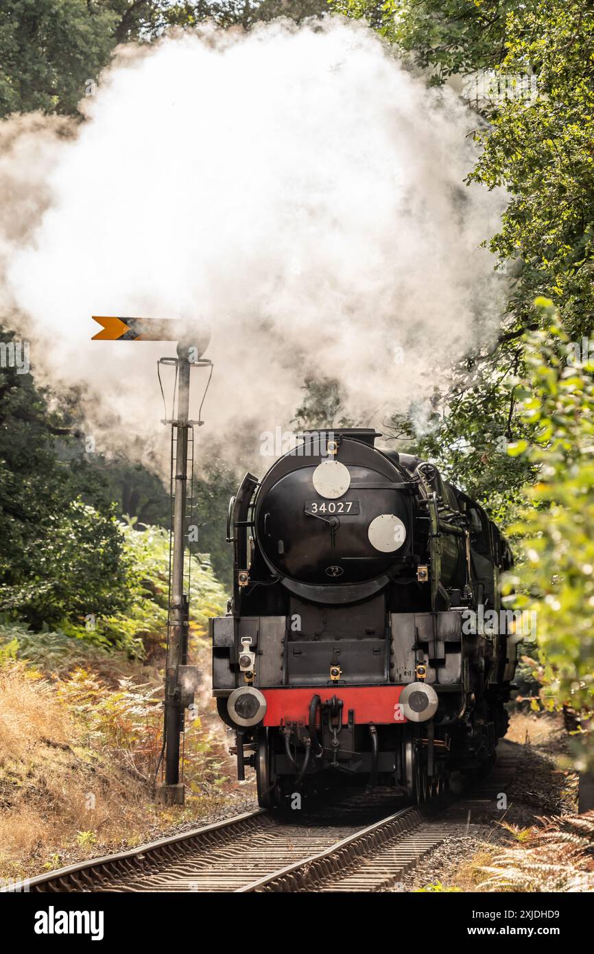 BR 'West Country' 4-6-2 No. 34027 'Taw Valley' passa Northwood Lane sulla Severn Valley Railway durante il loro gala autunnale a vapore Foto Stock