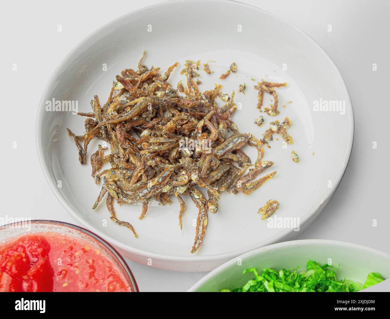 Verdure biologiche fresche con un lato di salsa di pomodoro piccante. Ingredienti vivaci e sani perfetti per creazioni culinarie Foto Stock