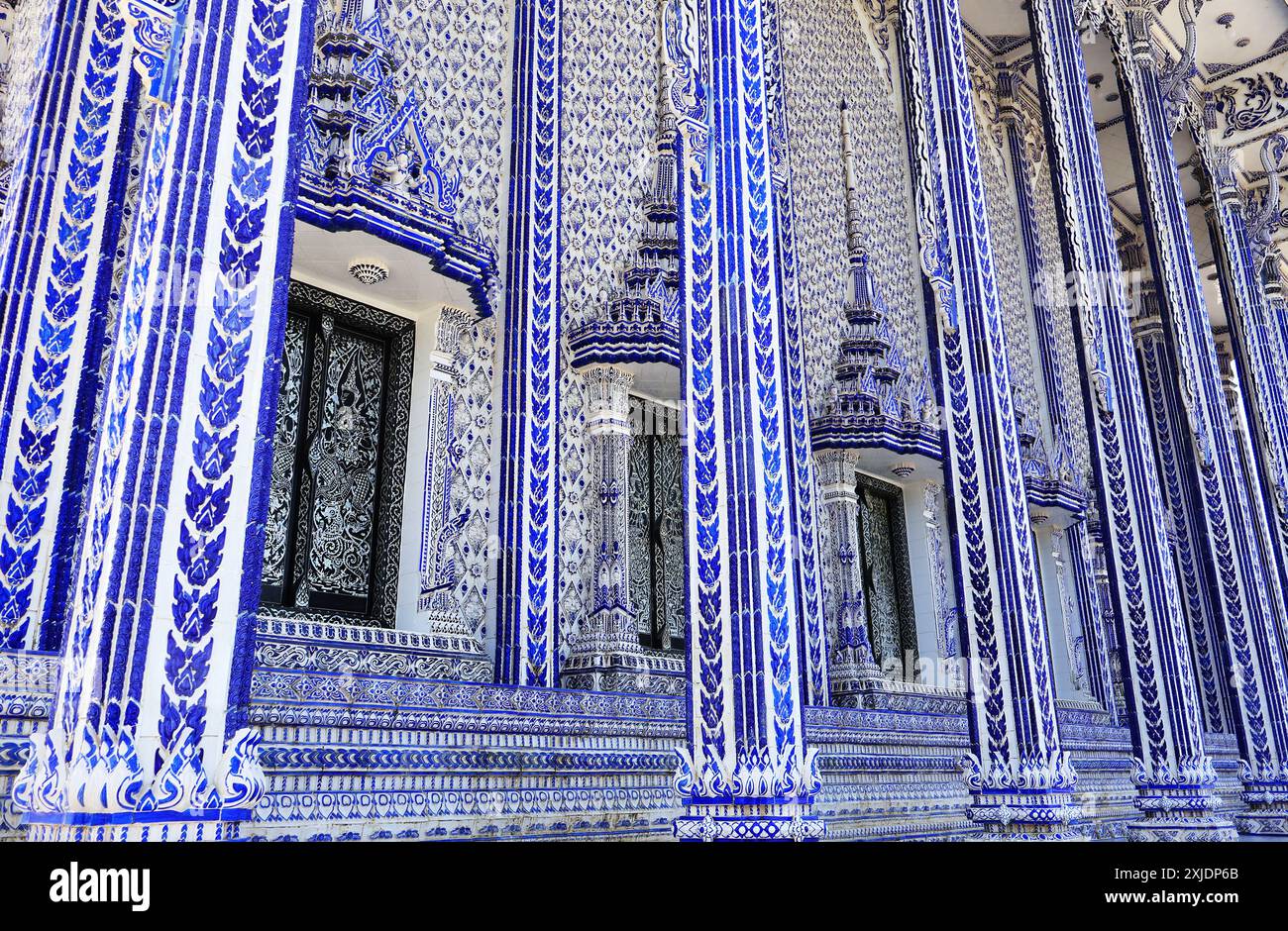 Incredibile facciata laterale e le colonne di Wat Pak Nam Khaem Nu o la sala dell'Assemblea del Tempio Blu, Chanthaburi, Thailandia Foto Stock