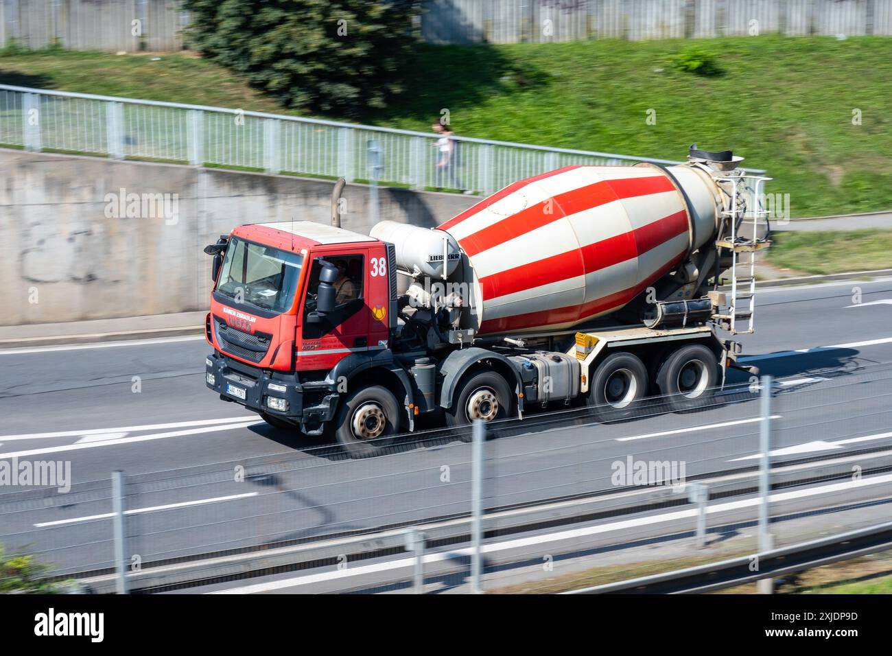 OSTRAVA, REPUBBLICA CECA - 13 SETTEMBRE 2023: Carrello miscelatore Iveco Trakker 450 8x4, effetto di sfocatura del movimento Foto Stock