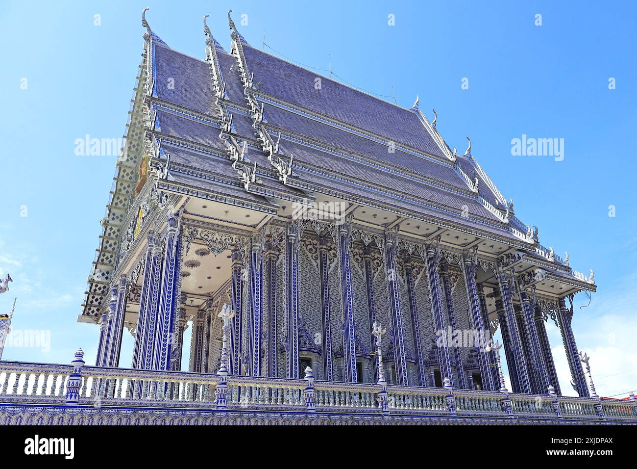 Fantastica sala dell'Assemblea di Wat Pak Nam Khaem Nu o il Tempio Blu di Chanthaburi, regione orientale della Thailandia Foto Stock