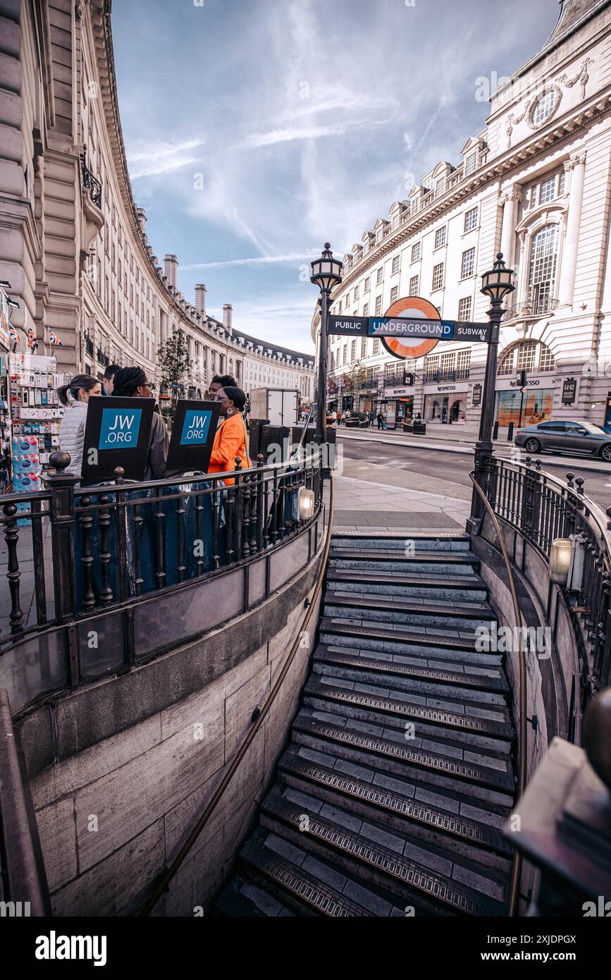 Londra, Regno Unito - 10 ottobre 2023: Vista su una scala di pietra che conduce alla stazione della metropolitana di Londra in Regent Street, con un cartello indica Foto Stock