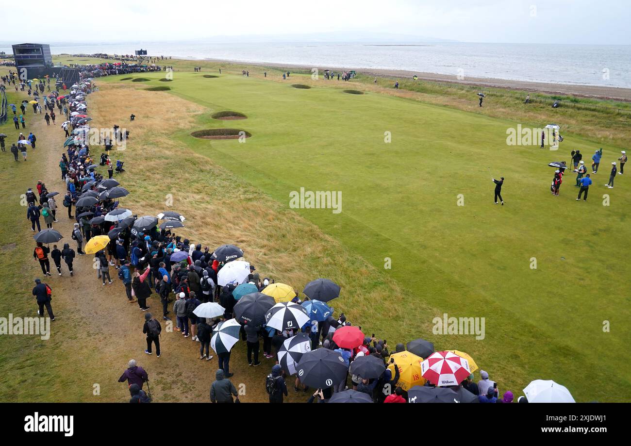Rory McIlroy dell'Irlanda del Nord sul primo fairway durante il primo giorno dell'Open al Royal Troon, South Ayrshire, Scozia. Data foto: Giovedì 18 luglio 2024. Foto Stock