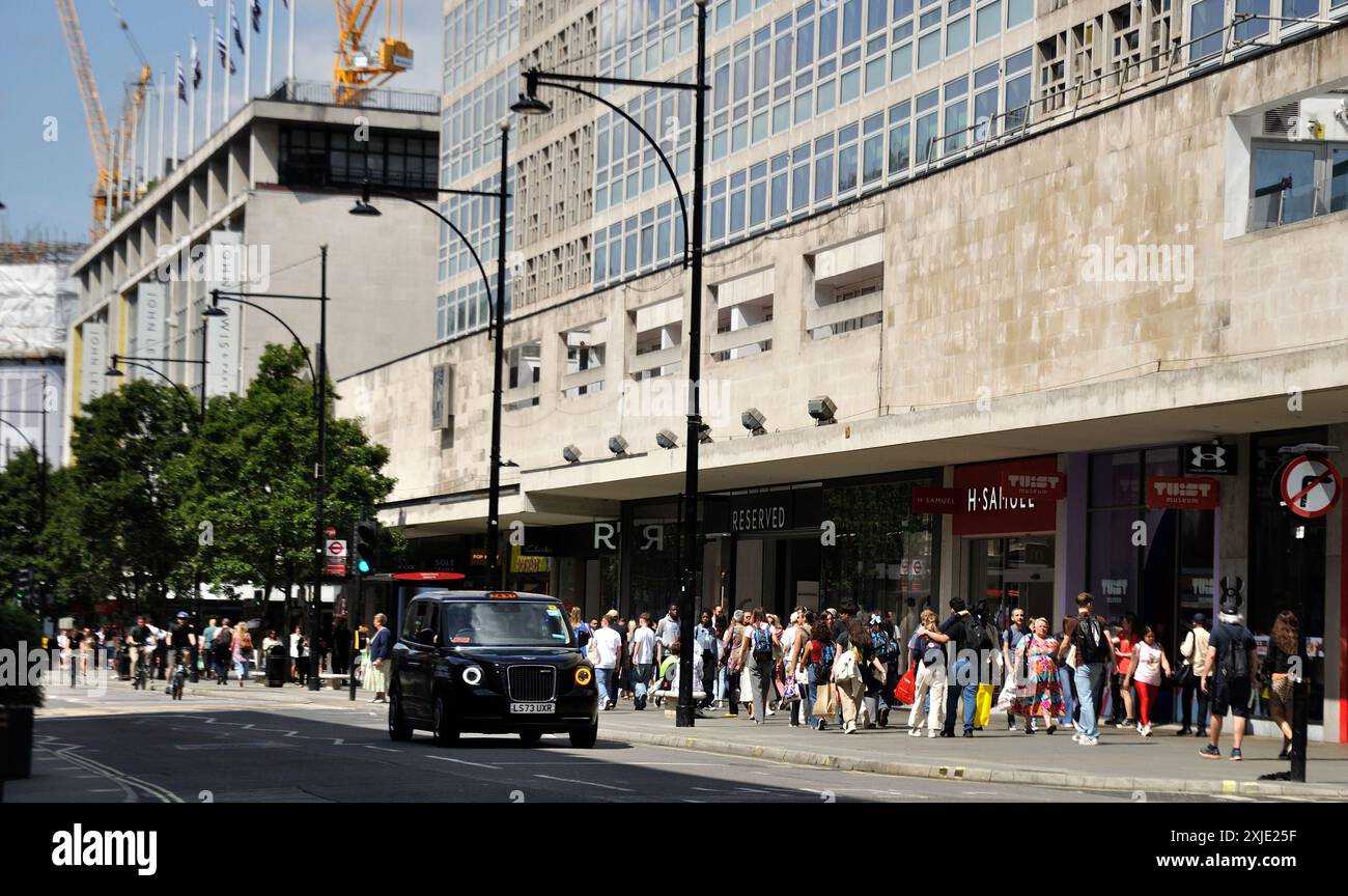 Oxford Street, Londra, Inghilterra, Regno Unito; vie dello shopping; West End di Londra; grandi magazzini; persone che camminano; vetrine; chat; seduta; doppia Foto Stock