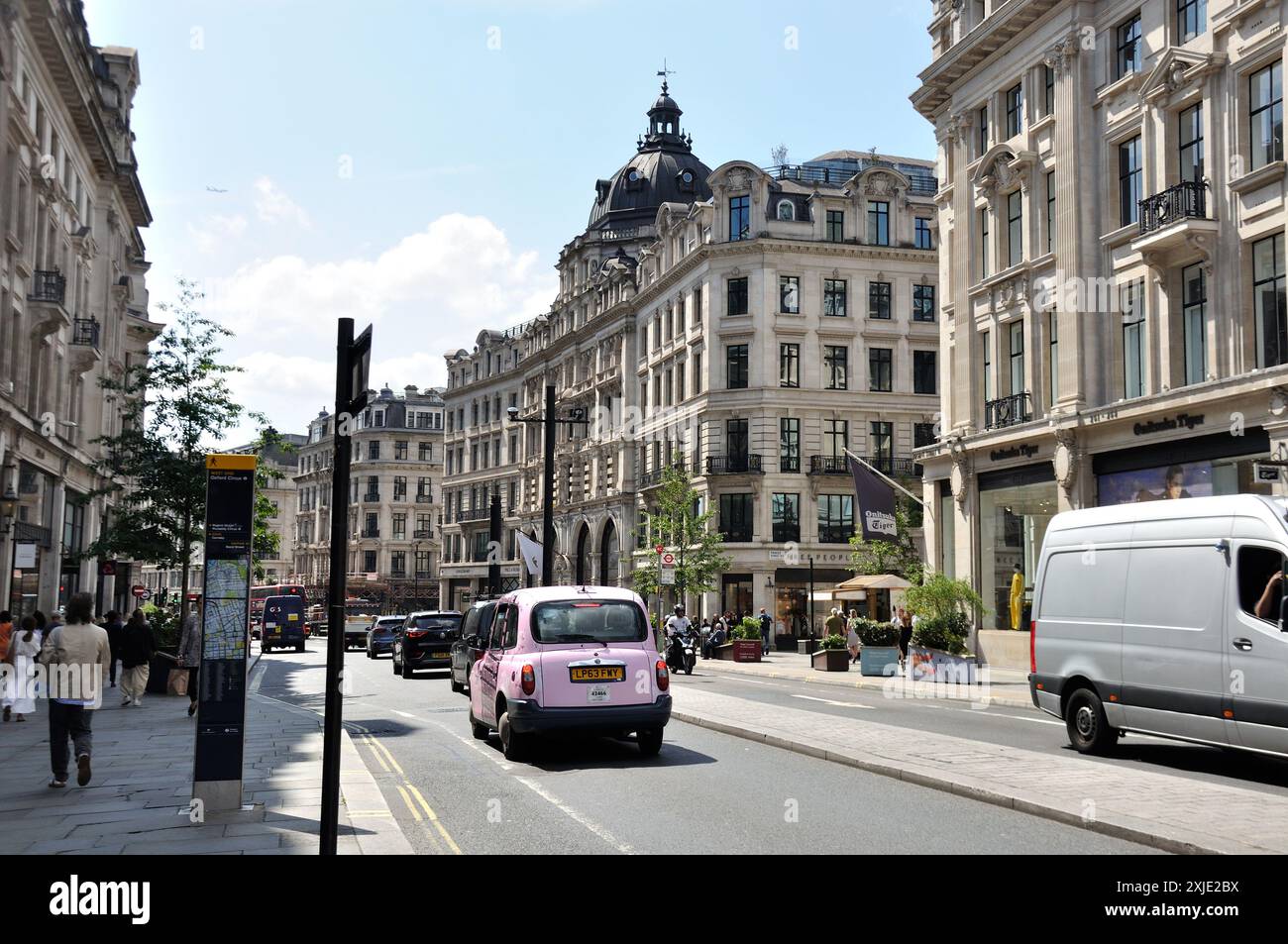 Regent Street, West End, Londra, Inghilterra, Regno Unito - trafficata via dello shopping, negozi più costosi; traffico; taxi; auto private; persone che camminano; vetrine Foto Stock