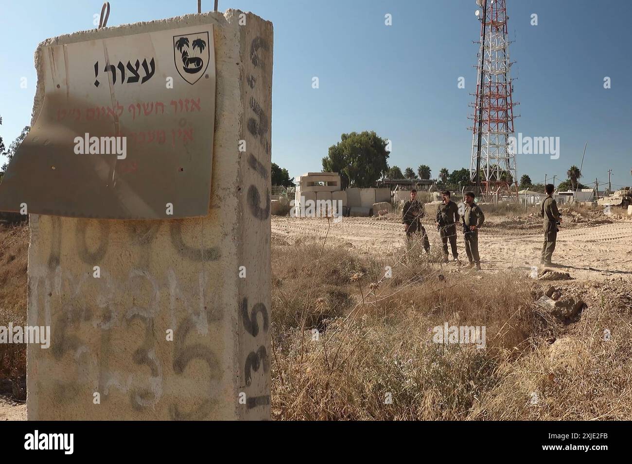 NAHAL OZ, ISRAELE - 17 LUGLIO: Soldati israeliani fanno la guardia alla base militare di Nahal Oz, che è stata gravemente danneggiata durante l'attacco di Hamas il 7 ottobre in Israele. Foto Stock
