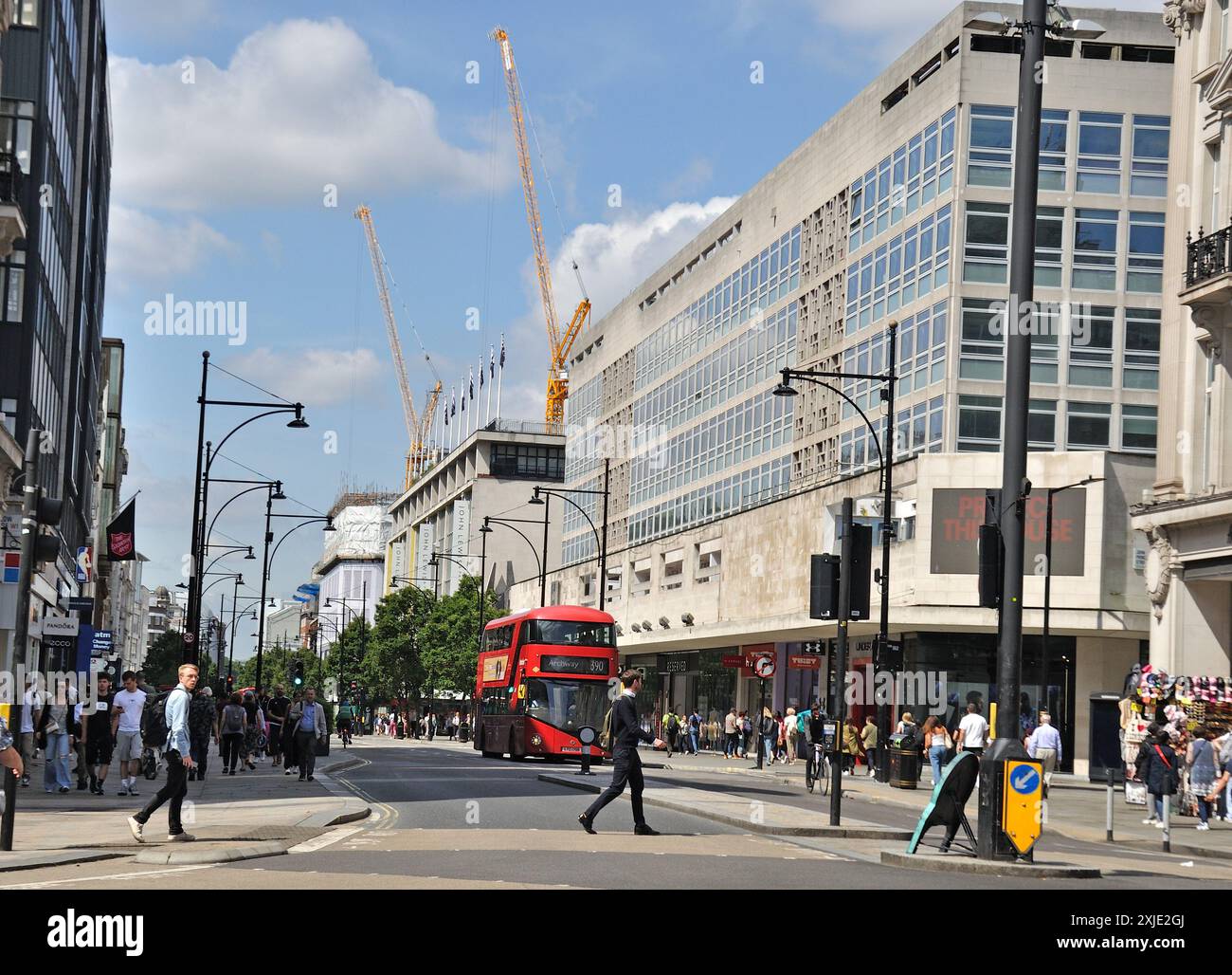 Oxford Street, Londra, Inghilterra, Regno Unito; vie dello shopping; West End di Londra; grandi magazzini; persone che camminano; vetrine; chat; seduta; doppia Foto Stock