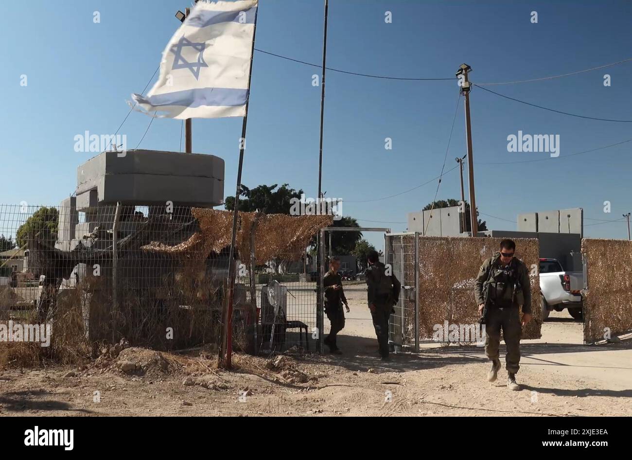 NAHAL OZ, ISRAELE - 17 LUGLIO: Soldati israeliani fanno la guardia alla base militare di Nahal Oz, che è stata gravemente danneggiata durante l'attacco di Hamas il 7 ottobre in Israele. Foto Stock