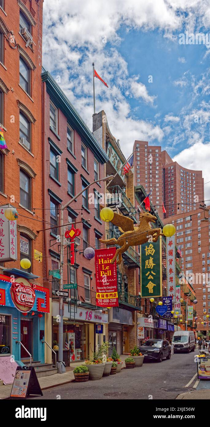 Chinatown di New York: Bandiere americane, taiwanesi e cinesi volano dagli edifici vicini sulla stretta Pell Street, nel cuore di Chinatown. Foto Stock