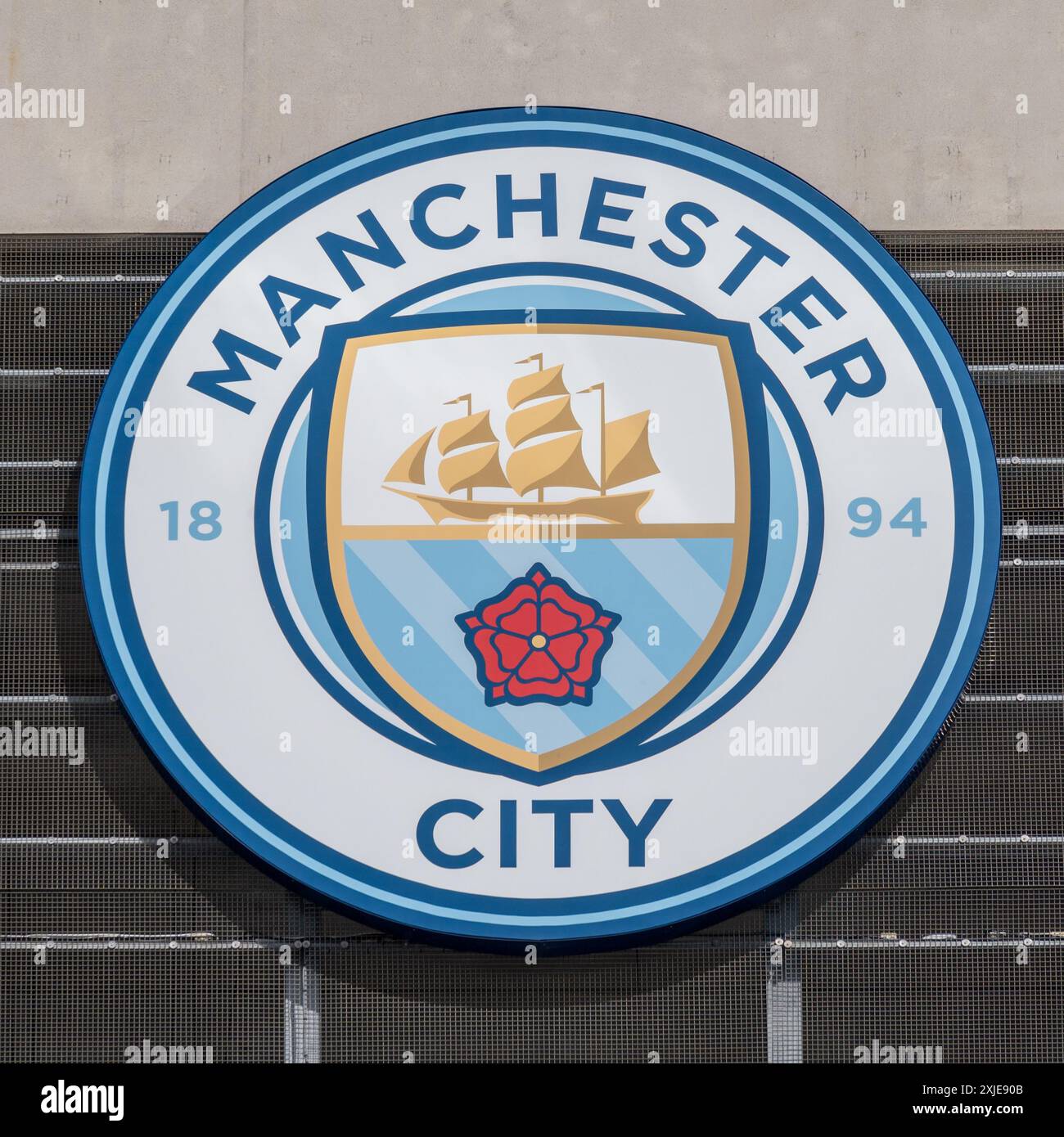 Manchester, Regno Unito. 07.17.2024 Manchester Citys Logo e Badge davanti all'Etihad Stadium. 17 luglio 2024. Foto Stock