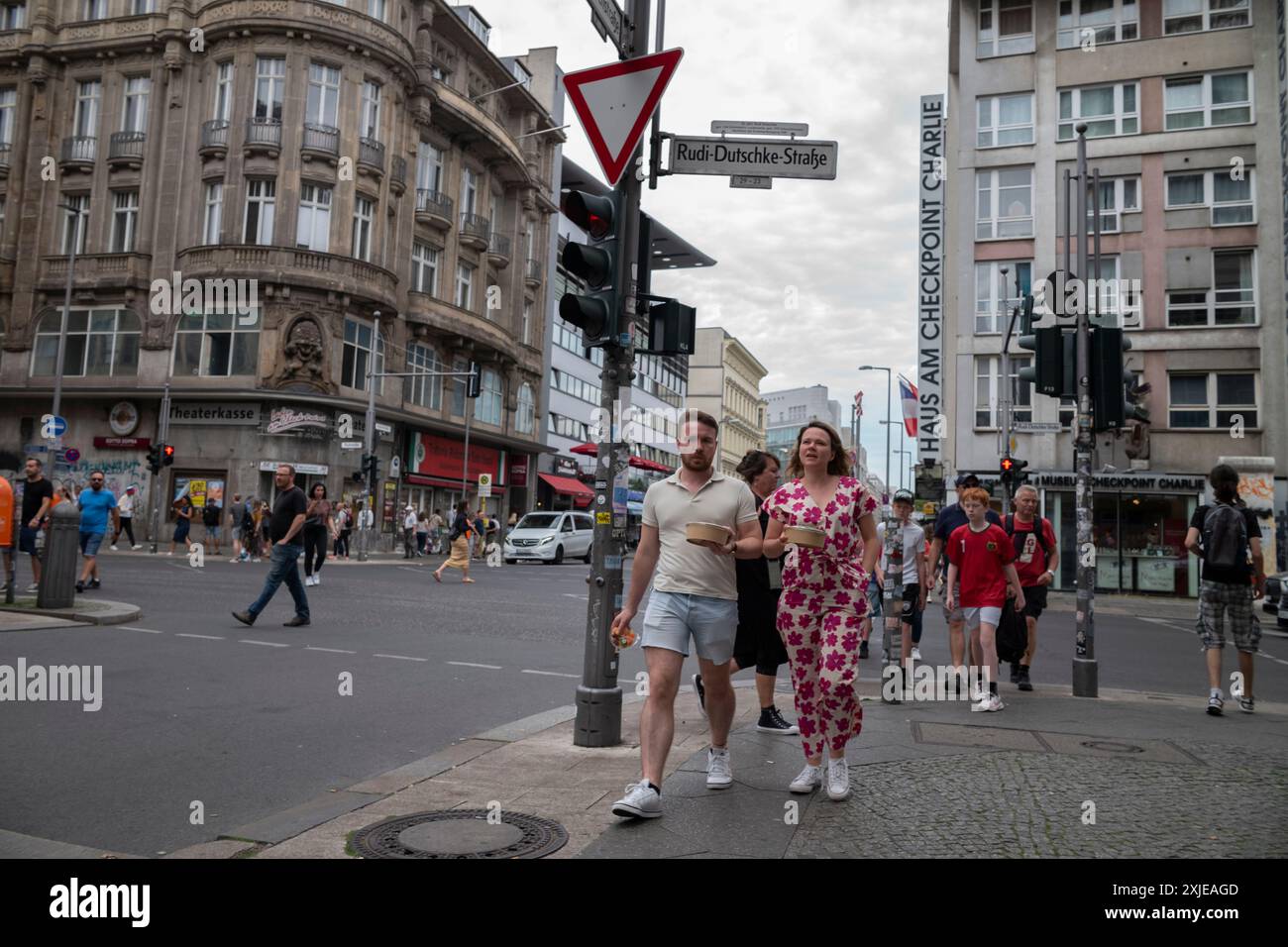 Area Checkpoint Charlie di Berlino, vicino alla metropolitana Kochstraße e alla stazione della U-Bahn di Berlino che dista 100 metri, Berlino, Germania Foto Stock