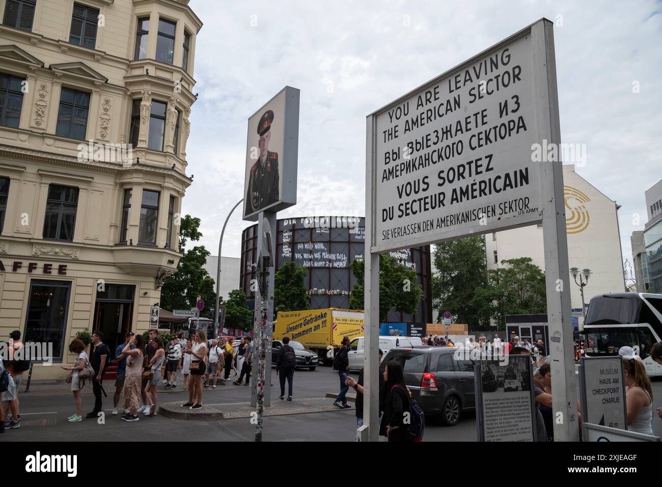 Area Checkpoint Charlie di Berlino, vicino alla metropolitana Kochstraße e alla stazione della U-Bahn di Berlino che dista 100 metri, Berlino, Germania Foto Stock