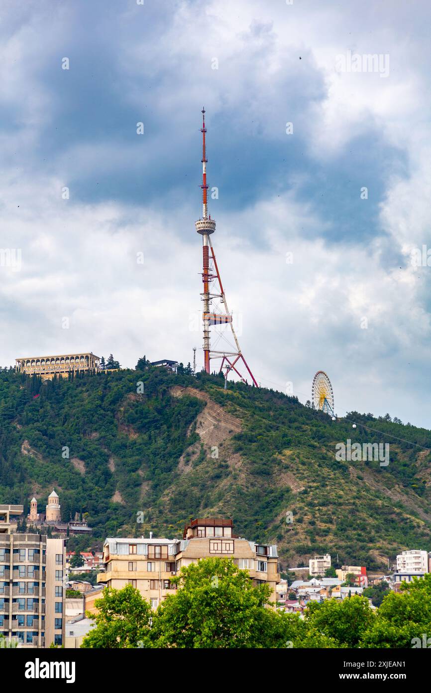 Tbilisi, Georgia - 20 GIUGNO 2024: Georgia Tbilisi TV Broadcasting Tower è una struttura a torre indipendente utilizzata per scopi di comunicazione, costruita in Foto Stock