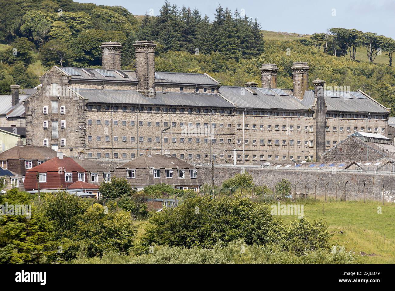 Princetown, Regno Unito 18 luglio 2024. Il processo di trasferimento di tutti i 175 detenuti dall'HMP Dartmoor inizia, a causa dei livelli pericolosamente elevati di Radon scoperti negli sbarchi della prigione, secondo la Prison Officers Association (POA). L'obiettivo è che tutti i prigionieri vengano trasferiti dalla prigione di Dartmoor entro la fine di luglio. Il Prison Service ha intrapreso test di routine per Radon dal 2022, dopo che in alcune parti della prigione sono stati scoperti livelli più elevati di radon. Credito: Mark Passmore/Alamy Live News Foto Stock