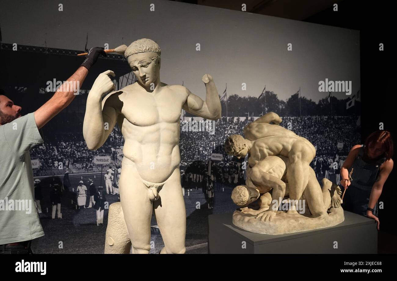 Technicians Dust 'Plaster cast of Ribbon Binder (Diadoumenos)', in mostra alla mostra Paris 1924: Sport, Art and the Body al Fitzwilliam Museum di Cambridge. Data foto: Giovedì 18 luglio 2024. Foto Stock