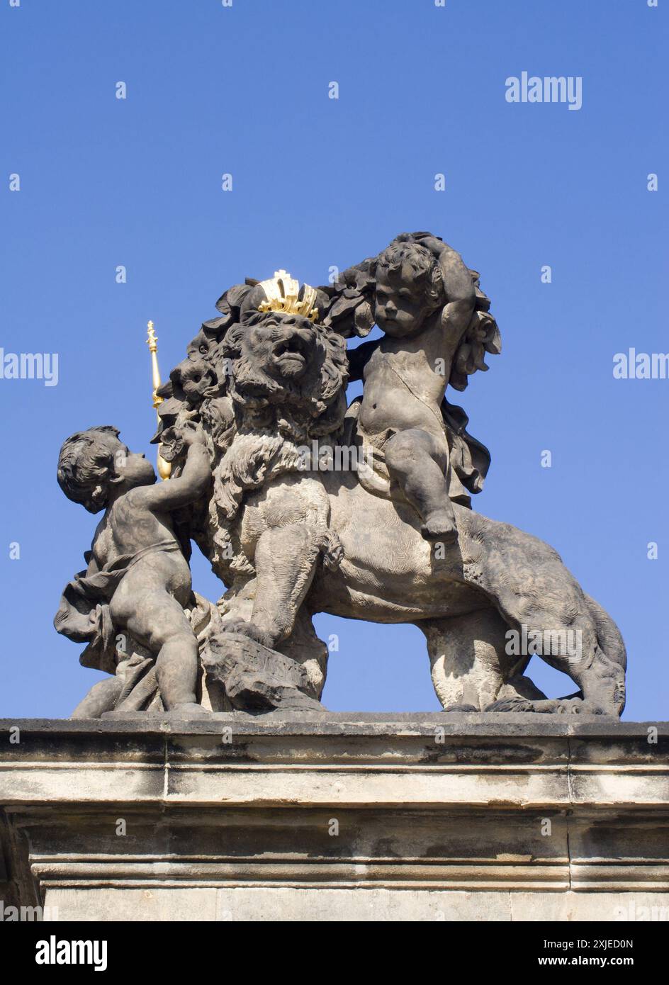 Praga - la statua del Leone dalla porta di Mattia del Castello di V. Vosmik, originale barocco di I. F. Platzer Foto Stock