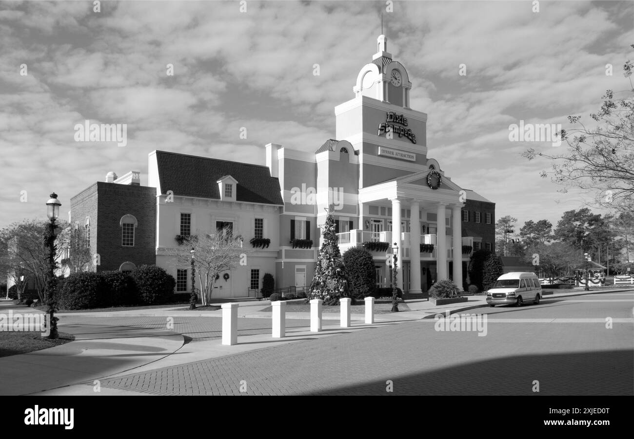 L'attrazione Dixie Stampede di Dolly Parton, adornata con decorazioni natalizie a Myrtle Beach, South Carolina. STATI UNITI. Foto Stock