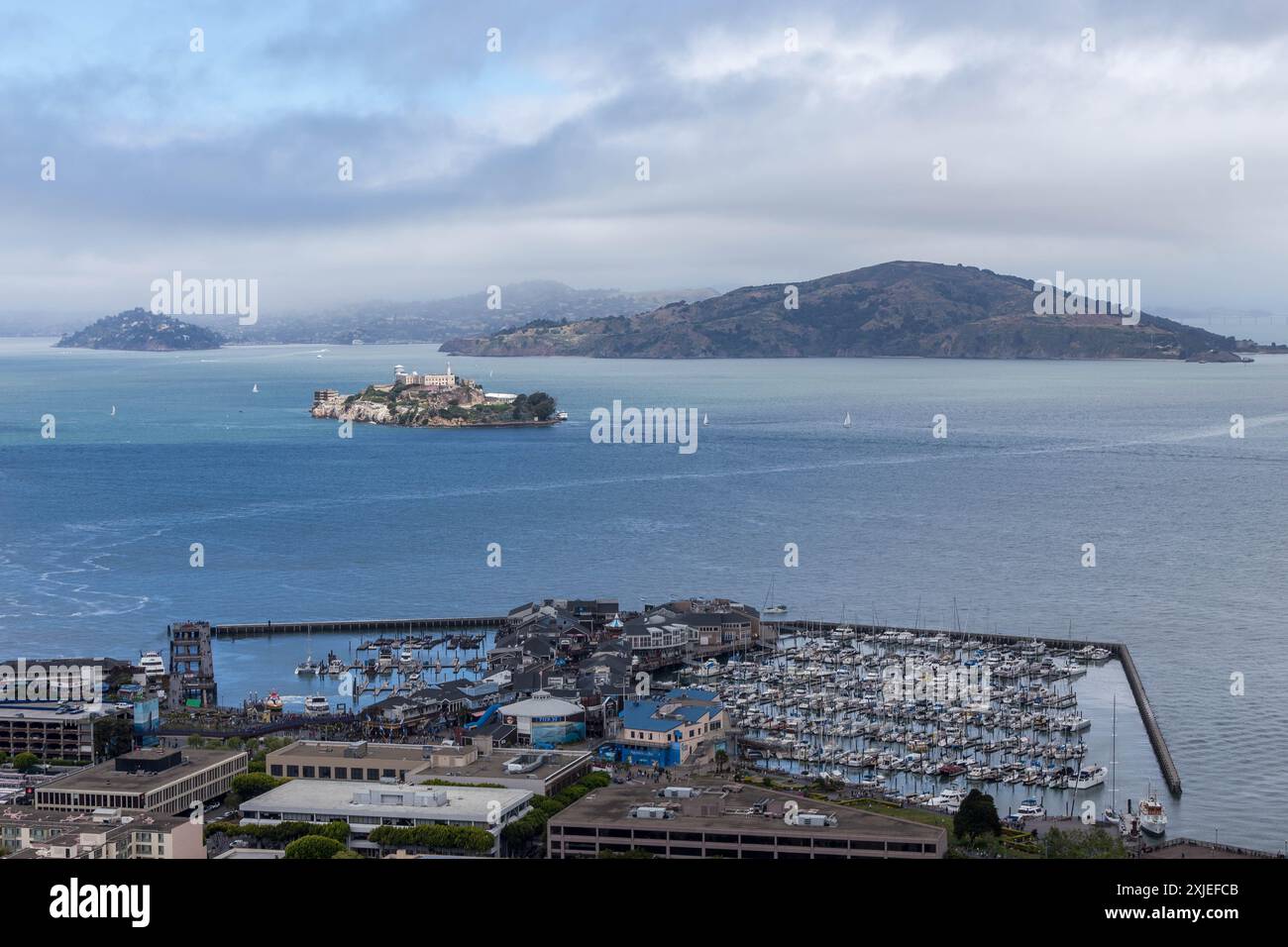 Vista dall'arial del Molo 39 di San Francisco, dell'area della baia e dell'isola di Alcatraz Foto Stock