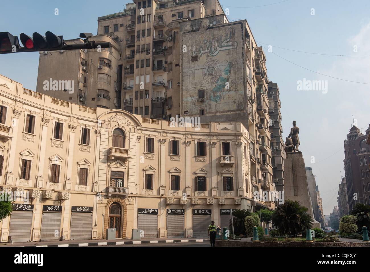 Cairo, Egitto. 1 luglio 2024 Piazza Mustafa Kamel e l'architettura di stile europeo di via Kasr el Nil e del centro di Cairo, Egitto Foto Stock