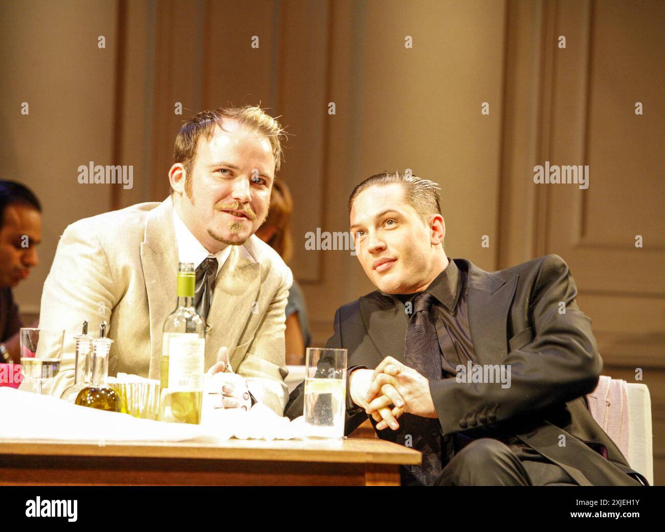 l-r: Rory Kinnear (Sir Fopling Flutter), Tom Hardy (Dorimant) nell'UOMO DELLA MODALITÀ DI George Etherege all'Olivier Theatre, National Theatre (NT), Londra SE1 06/02/2007 design: Vicki Mortimer illuminazione: Neil Austin coreografo: David Bolger regista: Nicholas Hytner Foto Stock