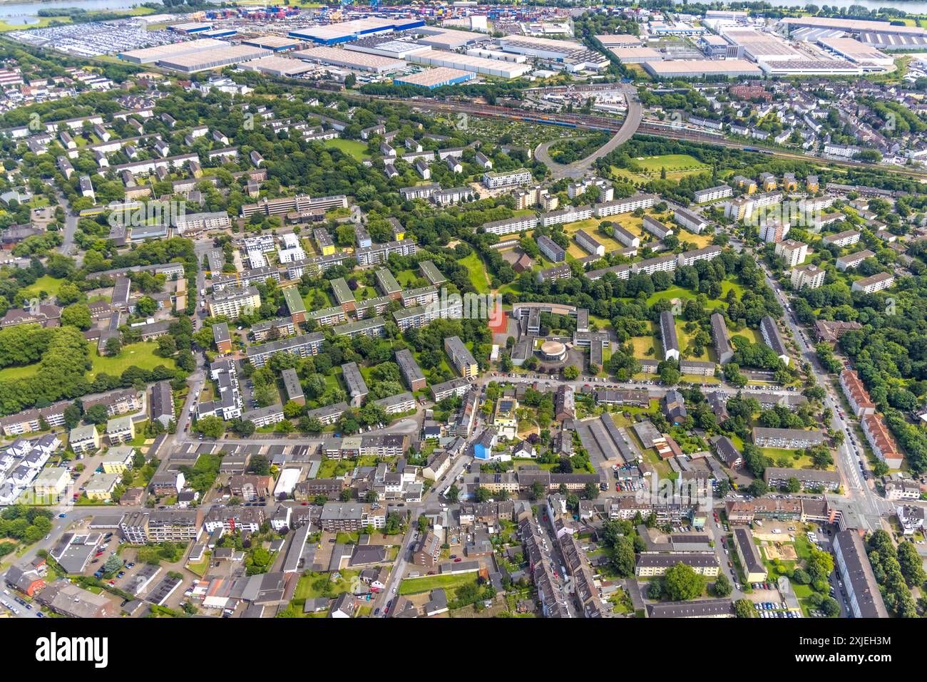 Luftbild, Duisburg-West, Gesamtansicht Ortsteil Rheinhausen mit Blick zum duisport logport i Eins und zum Fluss Rhein, in der Stadtmitte die Lise-Meitner-Gesamtschule, Wohngebiet mit Reihenhäusern, Rheinhausen-Mitte, Duisburg, Ruhrgebiet, Nordrhein-Westfalen, Deutschland ACHTUNGxMINDESTHONORARx60xEURO *** Vista aerea, Duisburg Ovest, veduta generale del distretto di Rheinhausen con vista sul porto di Duisport i Eins e sul fiume Reno, nel centro della città la scuola completa Lise Meitner, zona residenziale con case a schiera, Rheinhausen Mitte, Duisburg, zona della Ruhr, Renania settentrionale, Renania-Vestfalia Germania A. Foto Stock