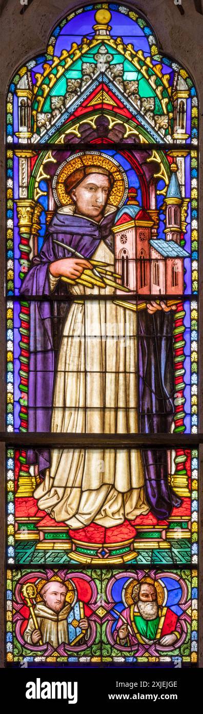 PERUGIA, ITALIA - 15 MAGGIO 2024: Il dettaglio della vetrata con San Tommaso d'Aquino nella chiesa di San Domenico Foto Stock