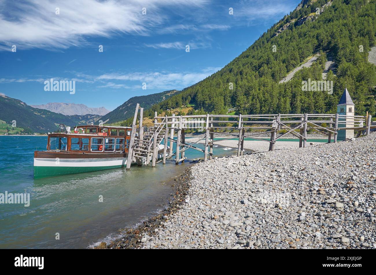 Lago Reschensee Lago di Resia o Lago di Resia in Val Venoasta, alto Adige, Italia Foto Stock