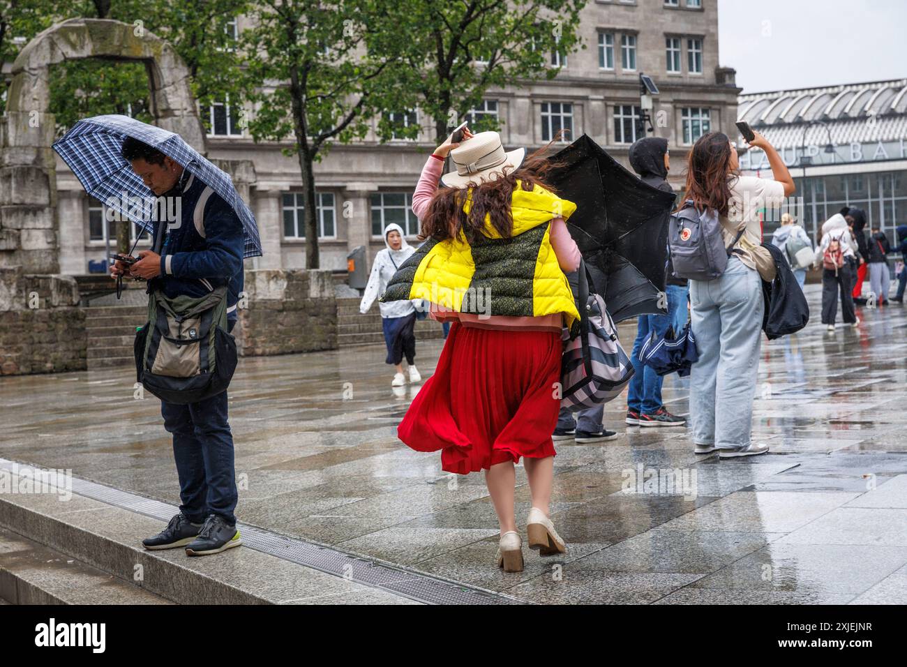 Persone sotto la pioggia di fronte alla cattedrale, Colonia, Germania. Menschen bei Regen auf der Domplatte, Koeln, Germania. Foto Stock