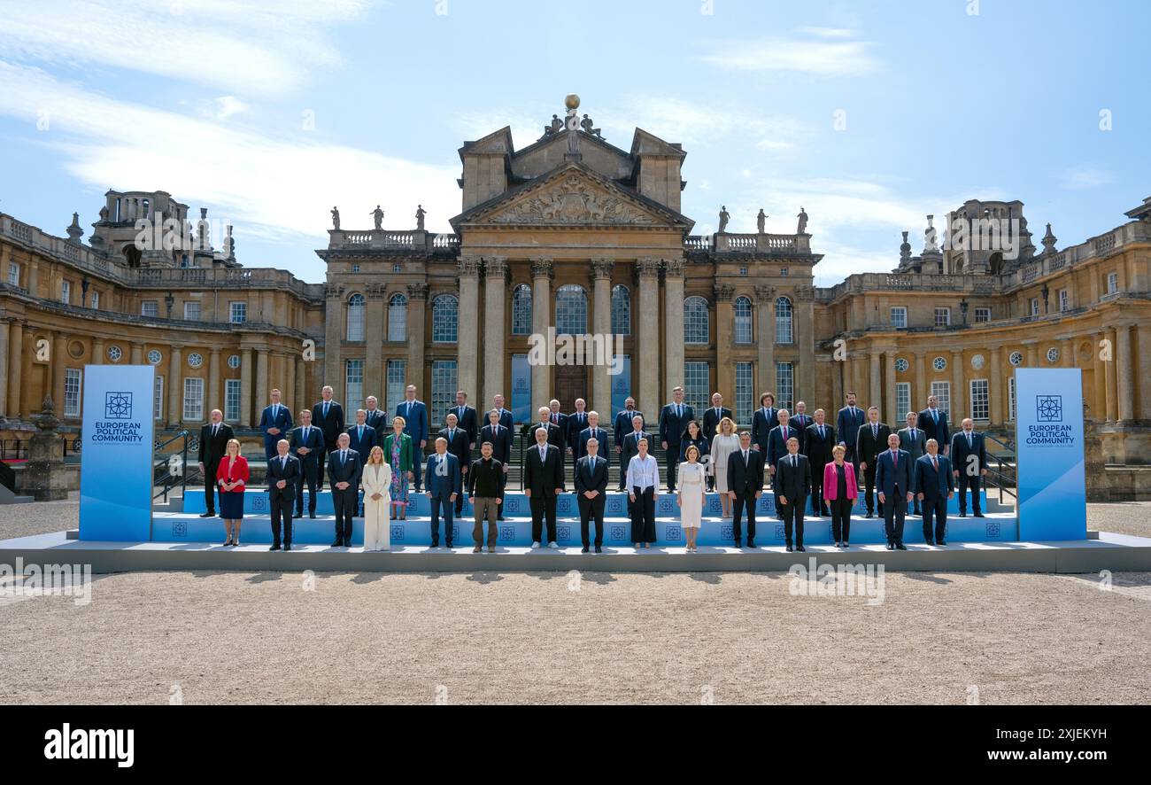 I leader europei posano per una foto di famiglia al summit della Comunità politica europea al Blenheim Palace di Woodstock, nell'Oxfordshire. Data foto: Giovedì 18 luglio 2024. Foto Stock