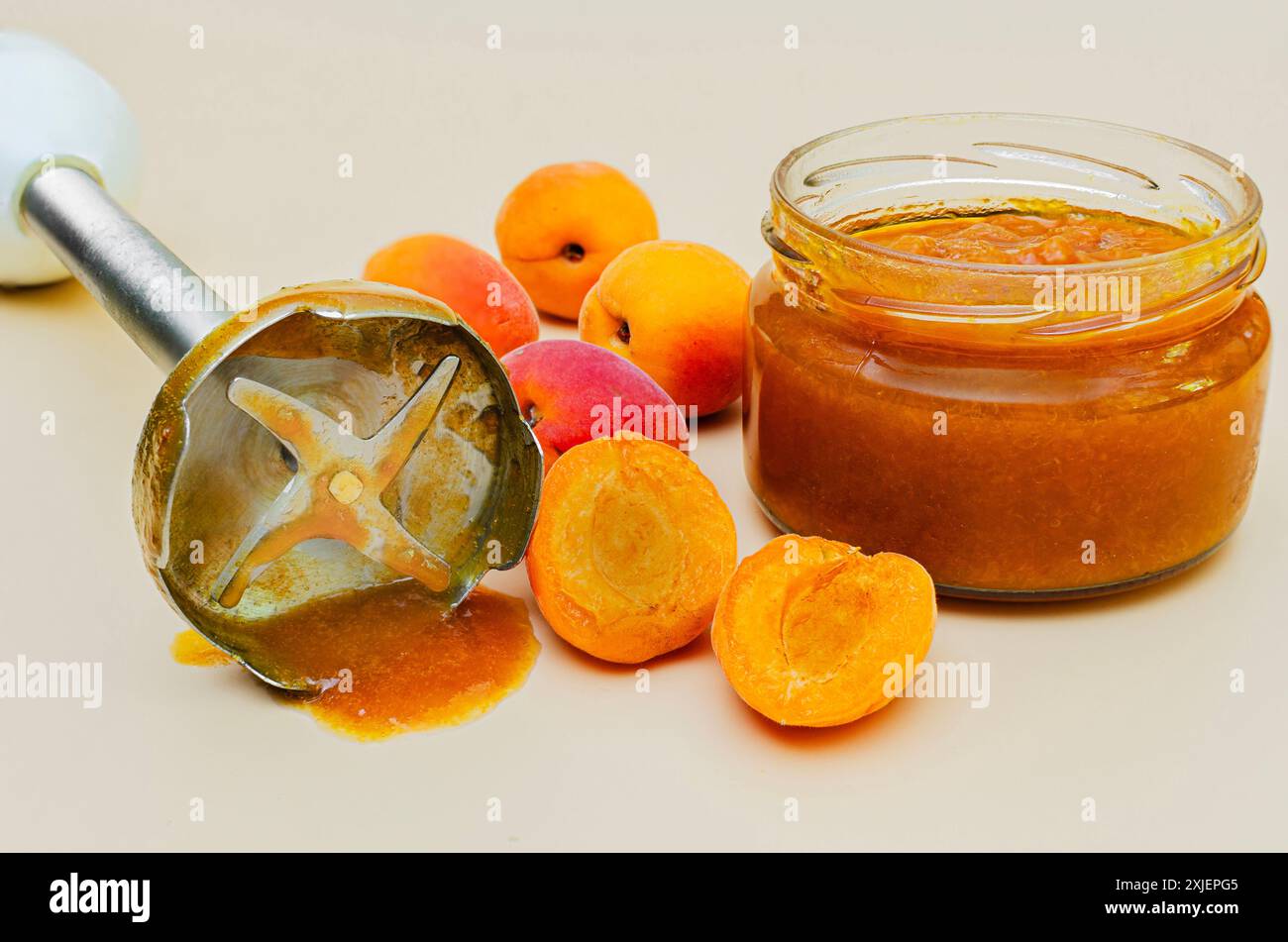 Il processo di preparazione della marmellata di albicocca. La polpa di albicocca viene mescolata in un frullatore. Foto Stock