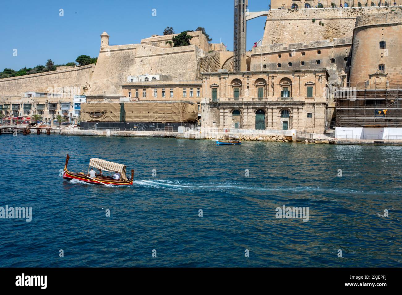 Vista di la Valletta dalla baia di St Paul's Foto Stock
