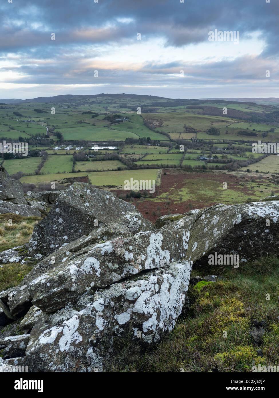 Una vista sullo Shropshire dalla cima di Corndon Hill che si trova al confine tra Inghilterra e Galles vicino a Church Stoke, Powys, Regno Unito Foto Stock