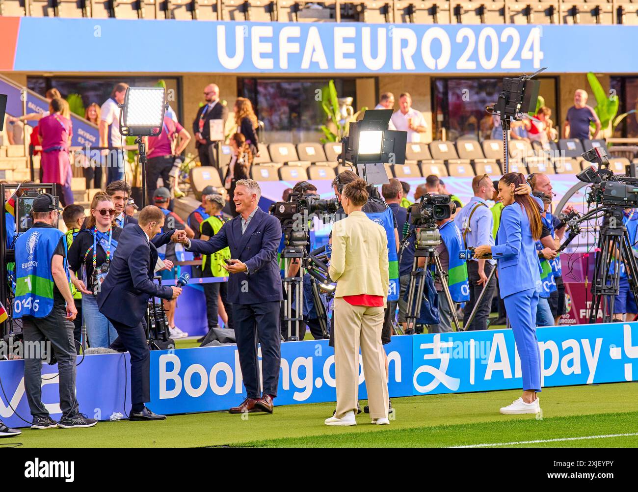 Alexander Bommes, Almuth Schult, ARD TV Moderator, Expertin, Esther Sedlaczek, presentatore ARD Sport Moderatorin, Sportmoderatorin, Journalistin, Bastian SCHWEINSTEIGER, Co-moderatore ARD aiuta Philipp LAHM ex Profi ex-DFB Kapitaen nella partita finale SPAGNA - INGHILTERRA 2-1 dei Campionati europei UEFA 2024 il 14 luglio 2024 a Berlino, Germania. Fotografo: Peter Schatz Foto Stock