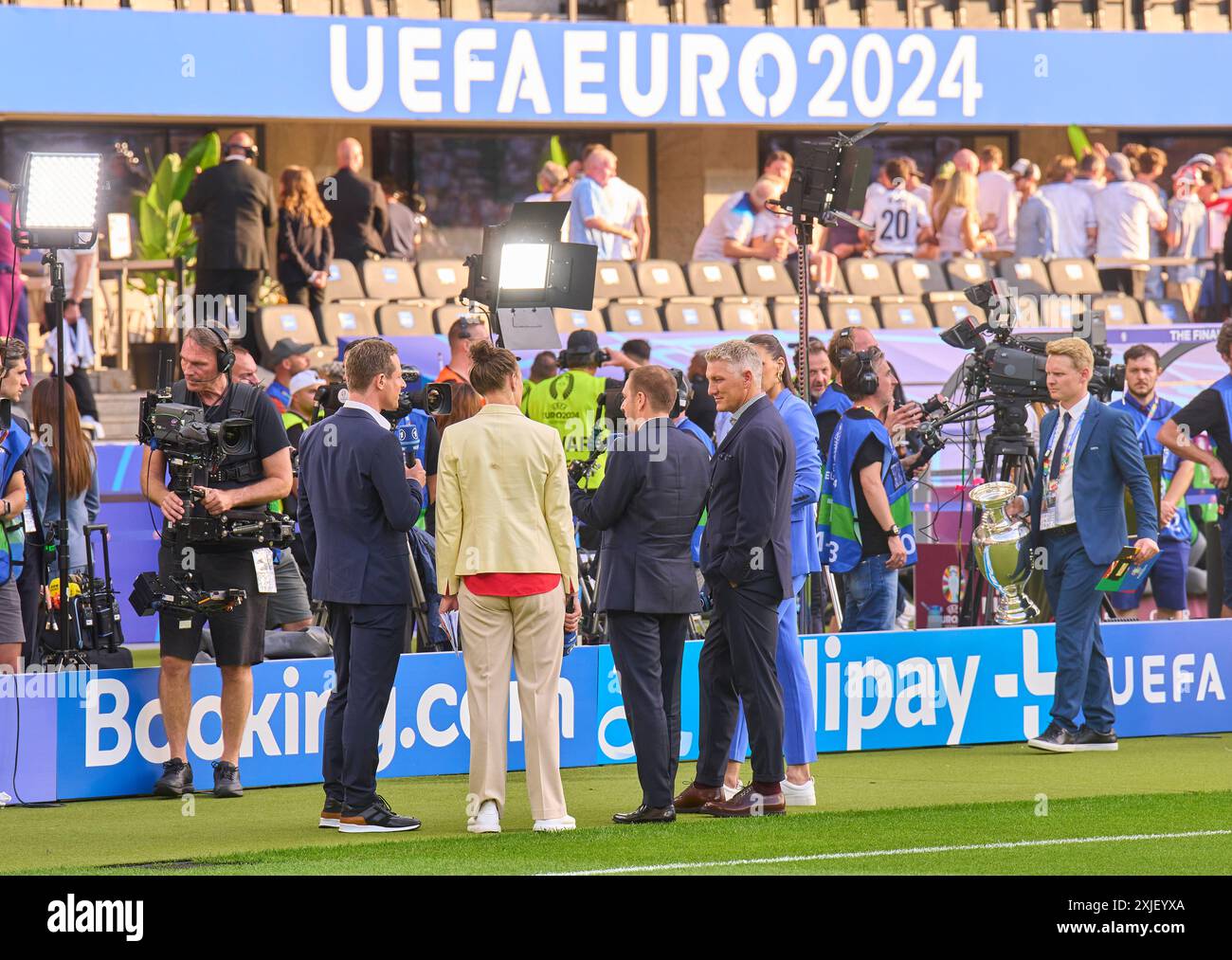 Alexander Bommes, Almuth Schult, ARD TV Moderator, Expertin, Esther Sedlaczek, presentatore ARD Sport Moderatorin, Sportmoderatorin, Journalistin, Bastian SCHWEINSTEIGER, Co-moderatore ARD, Philipp LAHM ex Profi ex-DFB Kapitaen nella partita finale SPAGNA - INGHILTERRA 2-1 dei Campionati europei UEFA 2024 il 14 luglio 2024 a Berlino, Germania. Fotografo: Peter Schatz Foto Stock
