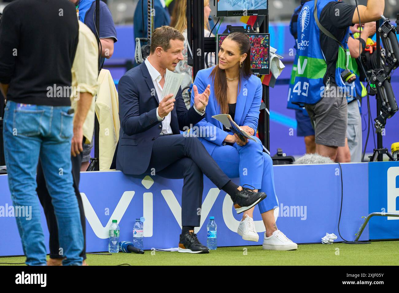 Alexander Bommes, Almuth Schult, ARD TV Moderator, Expertin, Esther Sedlaczek, presentatore ARD Sport Moderatorin, Sportmoderatorin, Journalistin, Bastian SCHWEINSTEIGER, Co-moderatore ARD nella partita finale SPAGNA - INGHILTERRA 2-1 dei Campionati europei UEFA 2024 il 14 luglio 2024 a Berlino, Germania. Fotografo: Peter Schatz Foto Stock