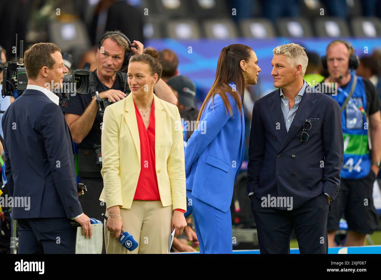 Alexander Bommes, Almuth Schult, ARD TV Moderator, Expertin, Esther Sedlaczek, presentatore ARD Sport Moderatorin, Sportmoderatorin, Journalistin, Bastian SCHWEINSTEIGER, Co-moderatore ARD nella partita finale SPAGNA - INGHILTERRA 2-1 dei Campionati europei UEFA 2024 il 14 luglio 2024 a Berlino, Germania. Fotografo: Peter Schatz Foto Stock