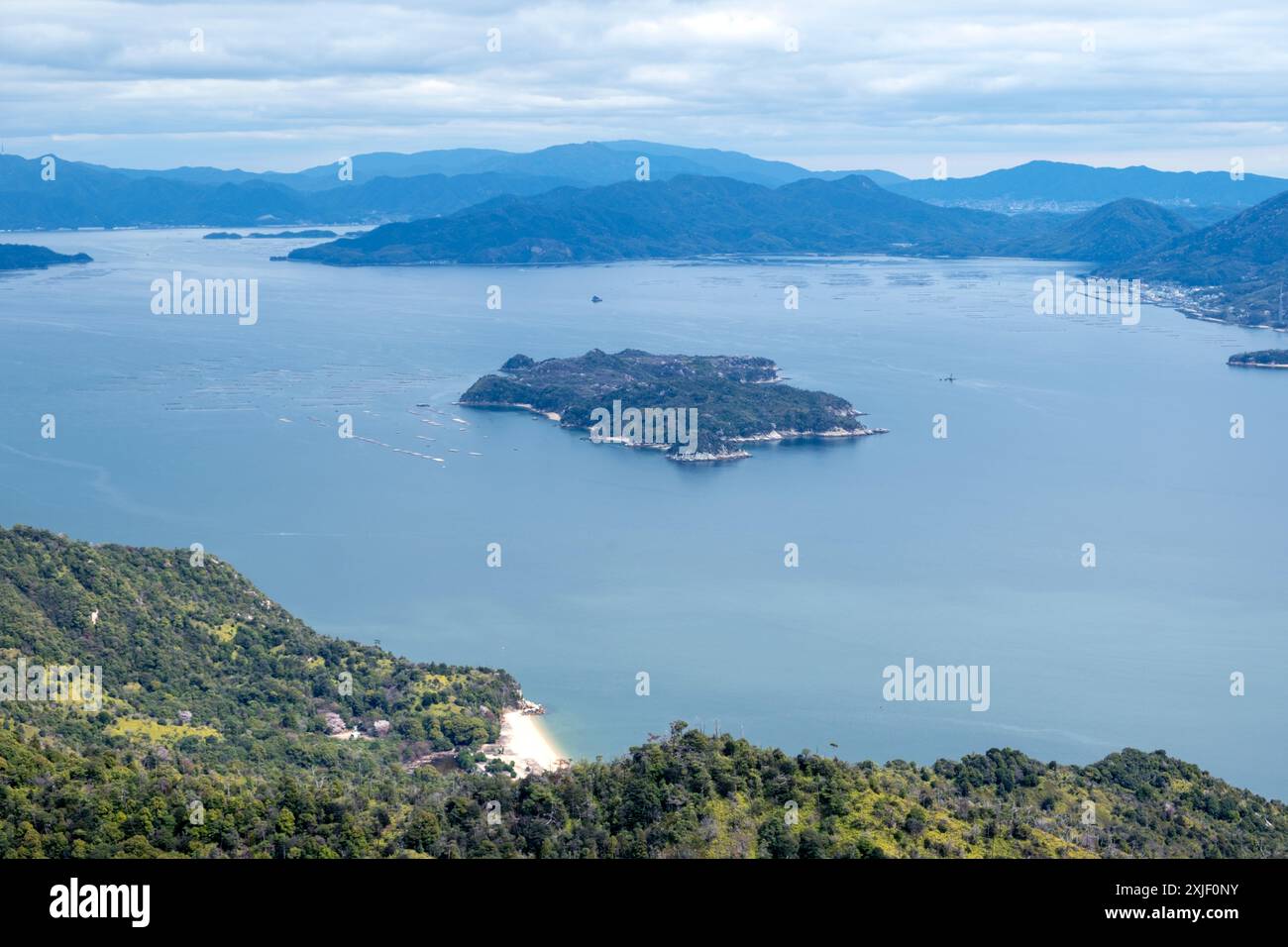 Giappone, vista sul mare interno di Seto dall'isola di Miyajima, punto panoramico sul monte Misen Foto Stock