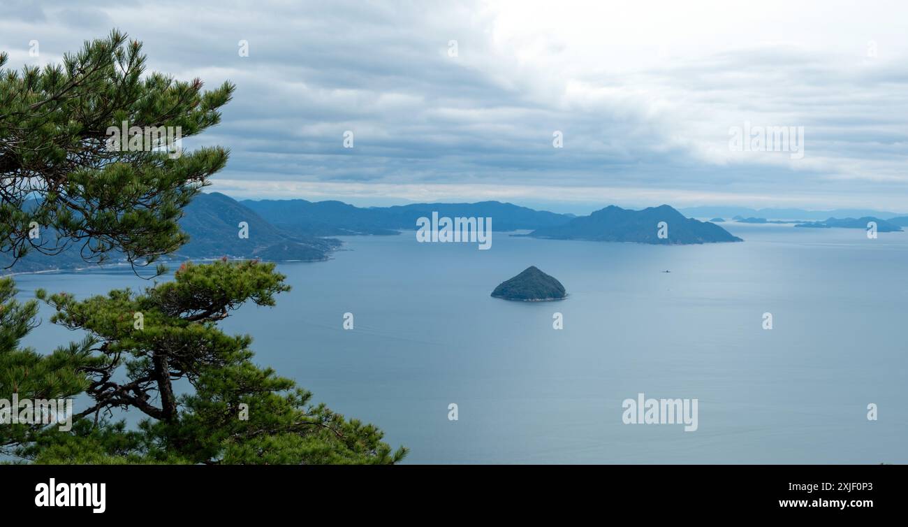 Giappone, vista sul mare interno di Seto dall'isola di Miyajima, punto panoramico sul monte Misen Foto Stock