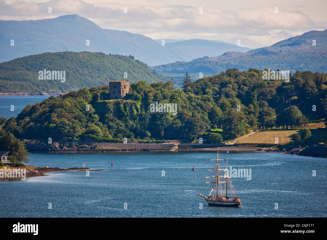 Nave alta all'ancora con vista sul castello di Dunollie, Oban Bay, Argyll 2024 Foto Stock