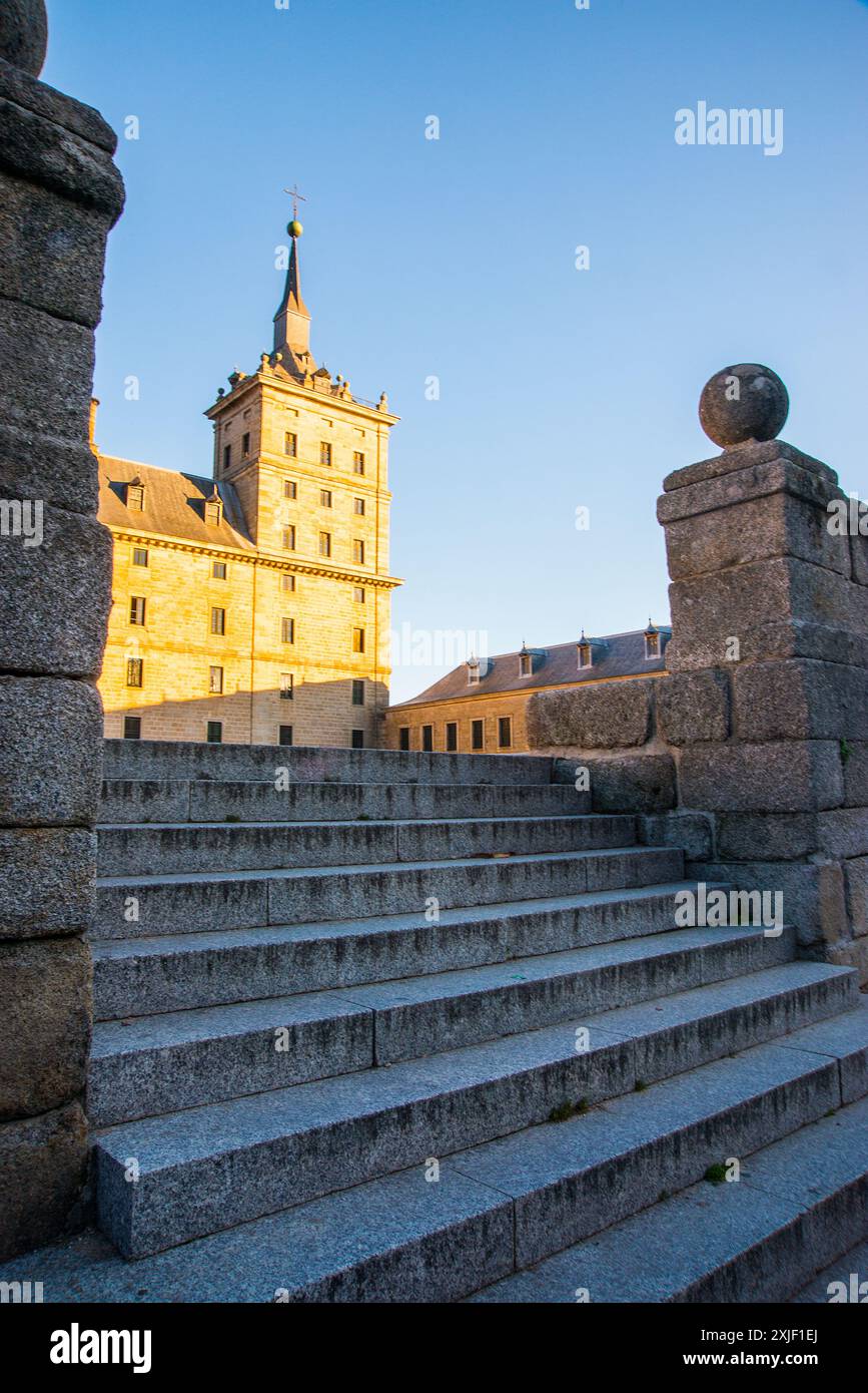 Scale e facciata di la Lonja. Monastero reale, San Lorenzo del Escorial, provincia di Madrid, Spagna. Foto Stock