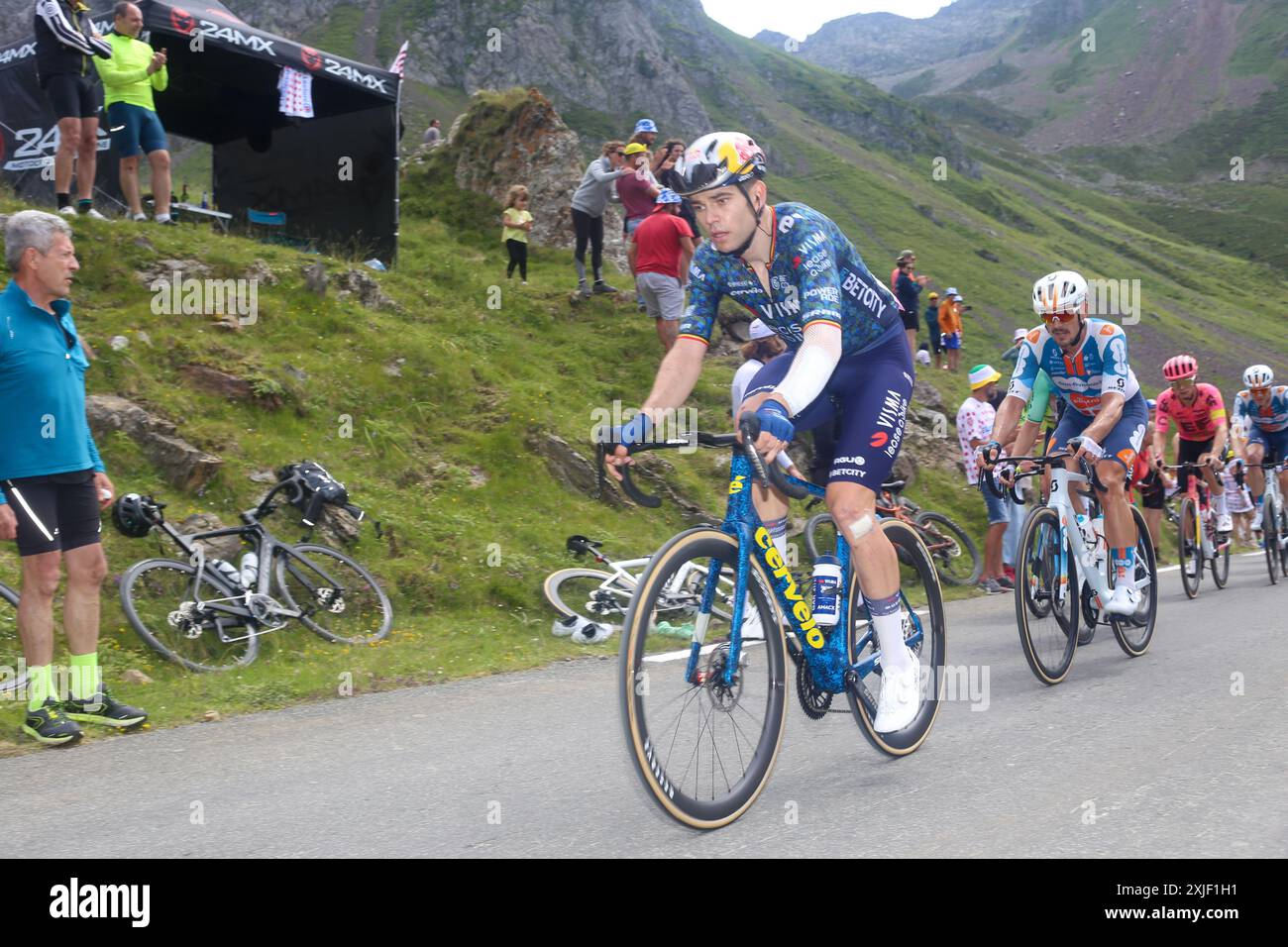 Bareges, Occitanie, Francia. 13 luglio 2024. Bareges, Francia, 13 luglio 2024: Il Team Visma Cyclist | Lease a Bike, Wout van Aert (8) durante la 14a tappa del Tour de France 2024 tra Pau e Saint-Lary-Soulan Pla dÂ´Adet, il 13 luglio 2024, a Bareges, Francia. (Credit Image: © Alberto Brevers/Pacific Press via ZUMA Press Wire) SOLO PER USO EDITORIALE! Non per USO commerciale! Foto Stock