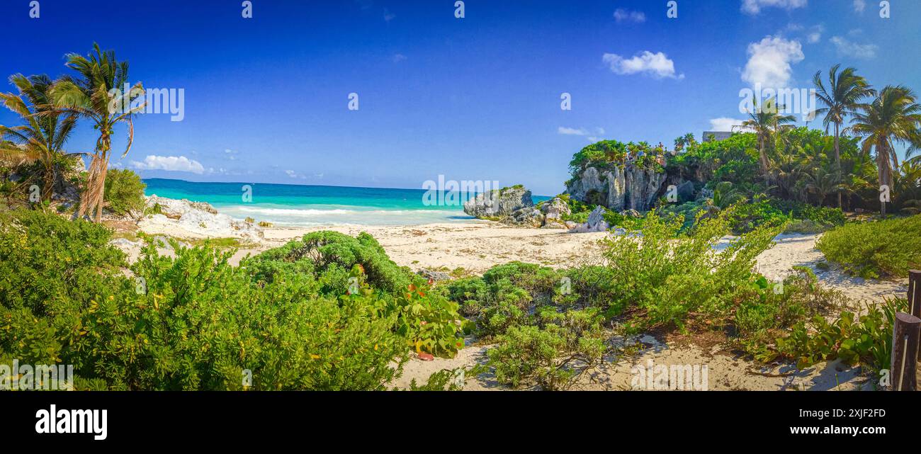 Tulum, Mexiko, Strand, tropisch, Palmen, türkisblaues Wasser, Felsen, Klippen, Küste, Karibik, Urlaub, Erholung, Natur, exotisch, Sandstrand, tropische vegetation, Meer, Sommer, Reise, Tourismus, Badeparadies, Landschaft, natürliche Schönheit, tropisches Paradies, tropisches Klima, Karibikstrand, Küstenlandschaft, unberührte Natur, malerisch, Urlaubsziel, tropischer Strand, Yucatan, Riviera Maya, Maya-Ruinen, historische Stätte, karibische Küste, Strandurlaub, Badeort. *** Tulum, Messico, spiaggia, tropicale, palme, acque turchesi, rocce, scogliere, costa, Caraibi, vacanze, attività ricreative, n Foto Stock