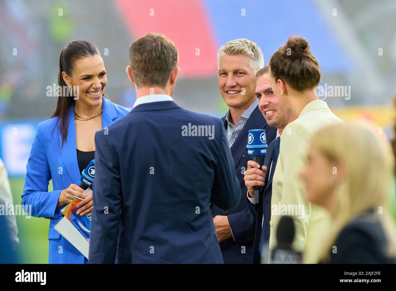 Alexander Bommes, Almuth Schult, ARD TV Moderator, Expertin, Esther Sedlaczek, presentatore ARD Sport Moderatorin, Sportmoderatorin, Journalistin, Bastian SCHWEINSTEIGER, Co-moderatore ARD, Philipp LAHM ex Profi ex-DFB Kapitaen nella partita finale SPAGNA - INGHILTERRA 2-1 dei Campionati europei UEFA 2024 il 14 luglio 2024 a Berlino, Germania. Fotografo: Peter Schatz Foto Stock
